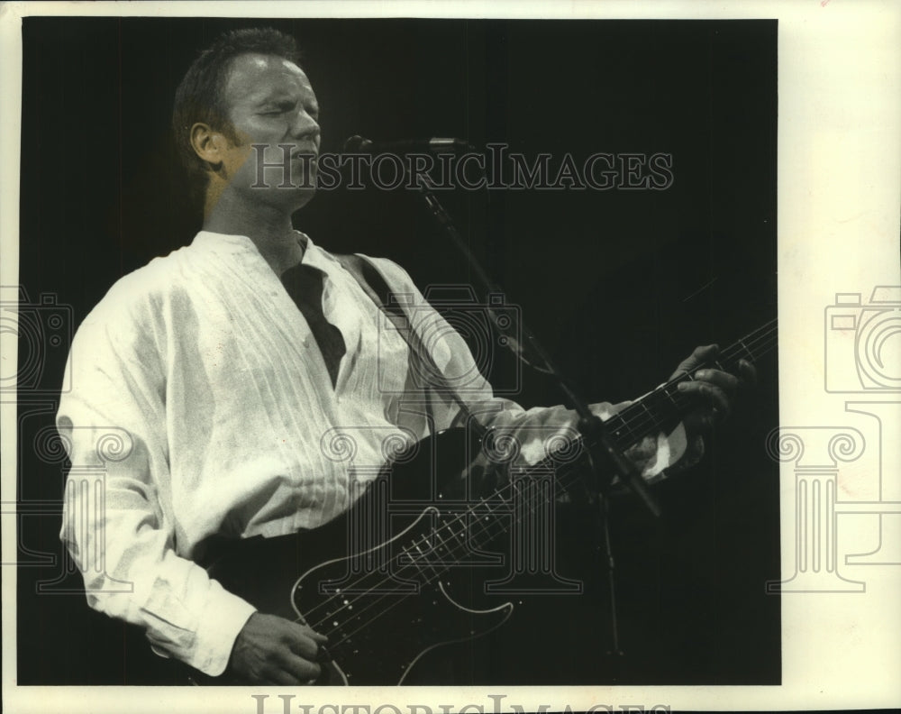 1993 Press Photo Sting, in a white shirt, entertains fans, Milwaukee Summerfest. - Historic Images