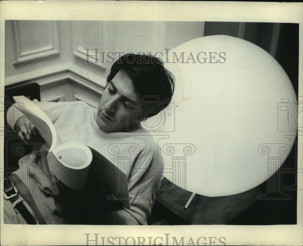 1968, Dustin Hoffman reads through scripts - mjp40254 - Historic Images