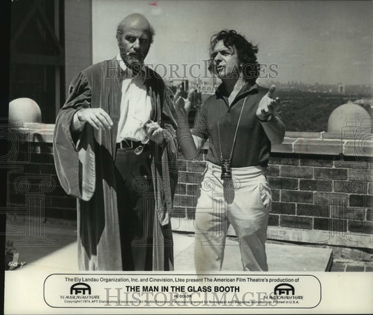 1974 Press Photo Director Arthur Hiller and other, "The Man in the Glass Booth"-Historic Images