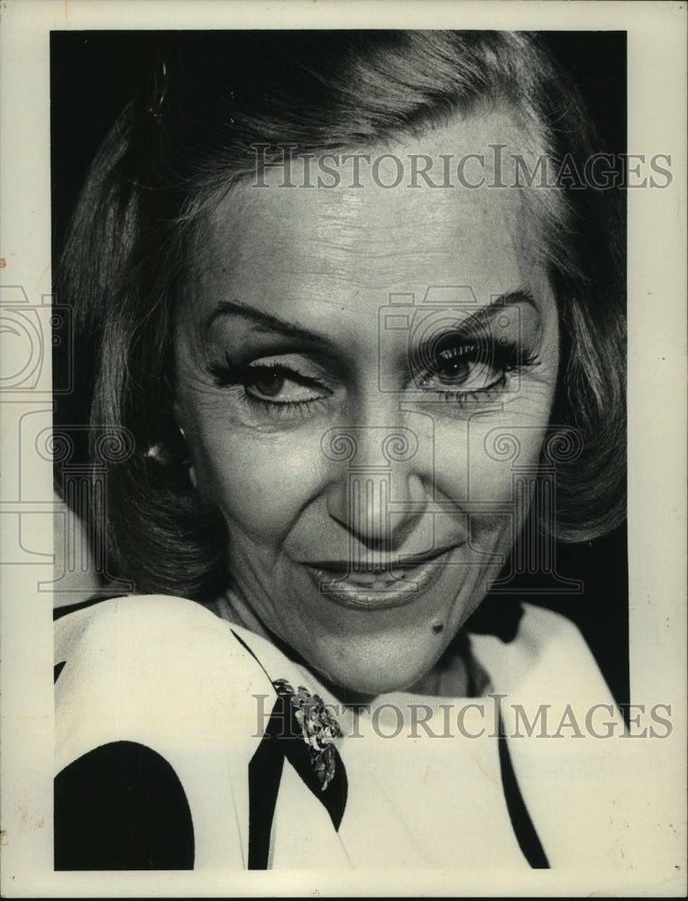 1966, Gloria Swanson on &quot;The Beverly Hillbillies&quot; - mjp40383 - Historic Images