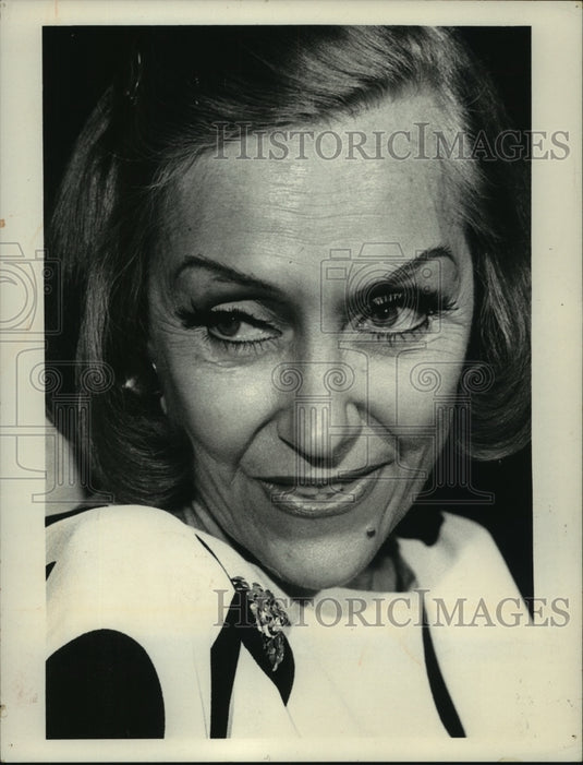 1966, Gloria Swanson on "The Beverly Hillbillies" - mjp40383 - Historic Images