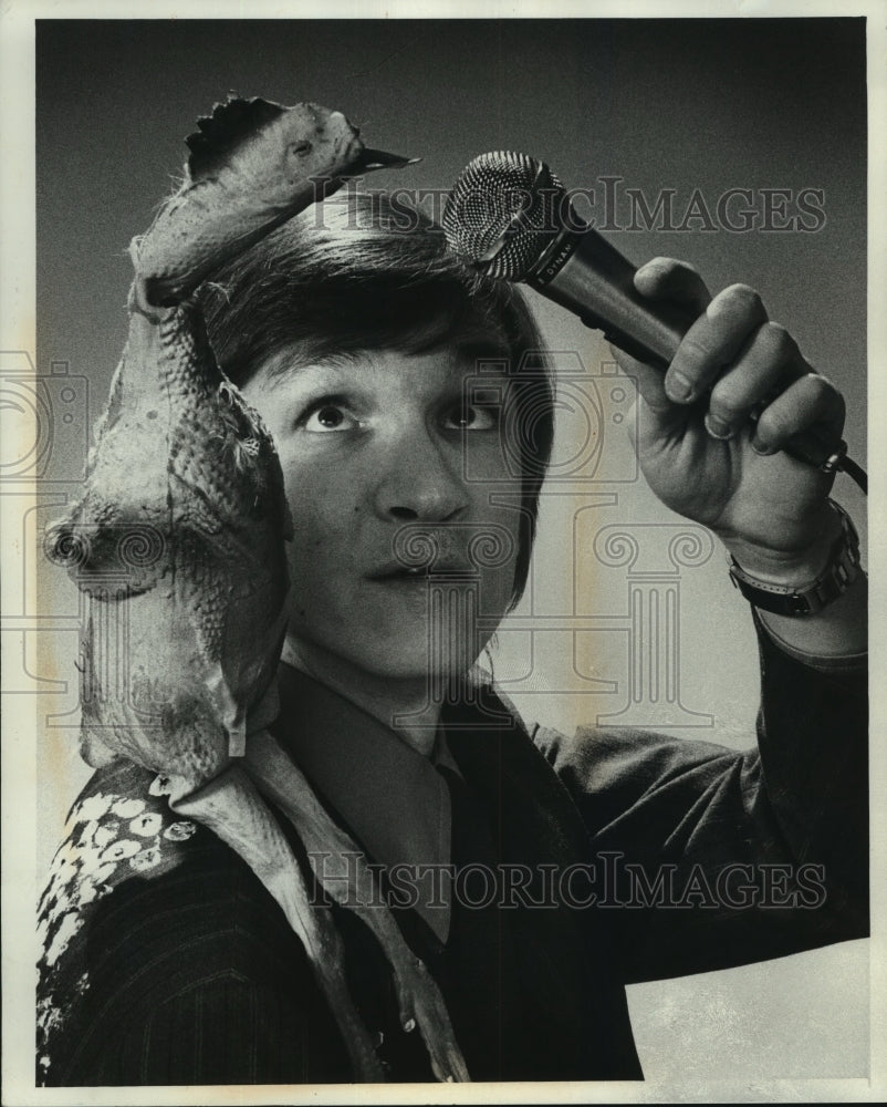 1977, Comedian Rip Tenor with his pet talking chicken, Milwaukee - Historic Images