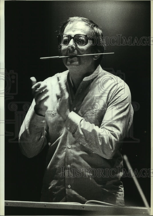 1983 Press Photo Maestro Andre Previn applauds Pittsburgh Symphony Orchestra - Historic Images