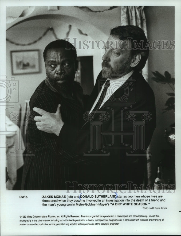 1989 Press Photo Donald Sutherland &amp; Zakes Mokae in &quot;A Dry White Season&quot; - Historic Images