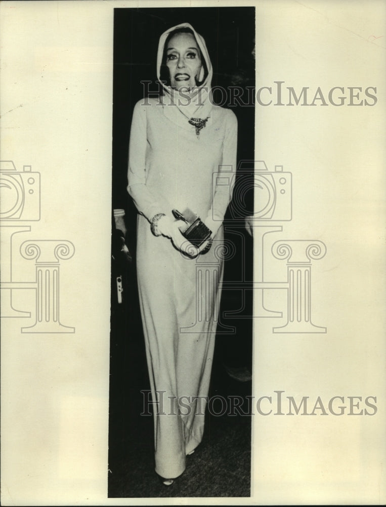 1974 Press Photo Actress Gloria Swanson in &quot;Airport 1975&quot; - mjp40595 - Historic Images