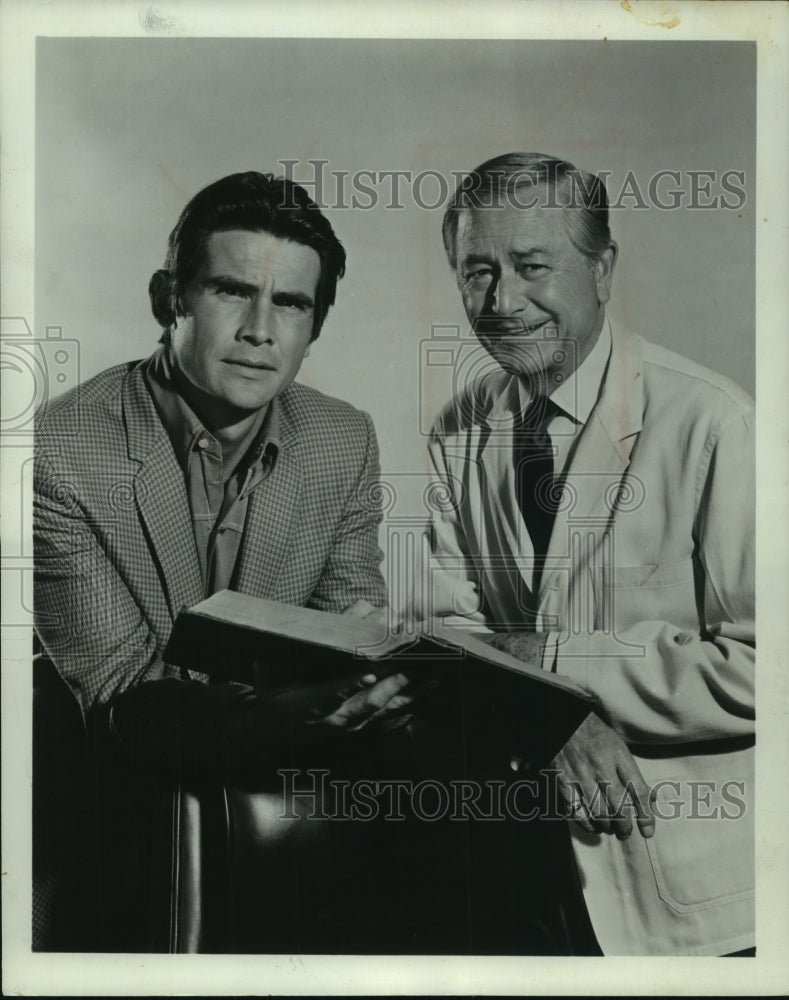 1969 Press Photo Actor Robert Young and other - mjp40661- Historic Images