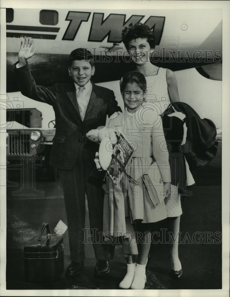 1956, Frank Sinatra&#39;s three children come to visit him in New York - Historic Images