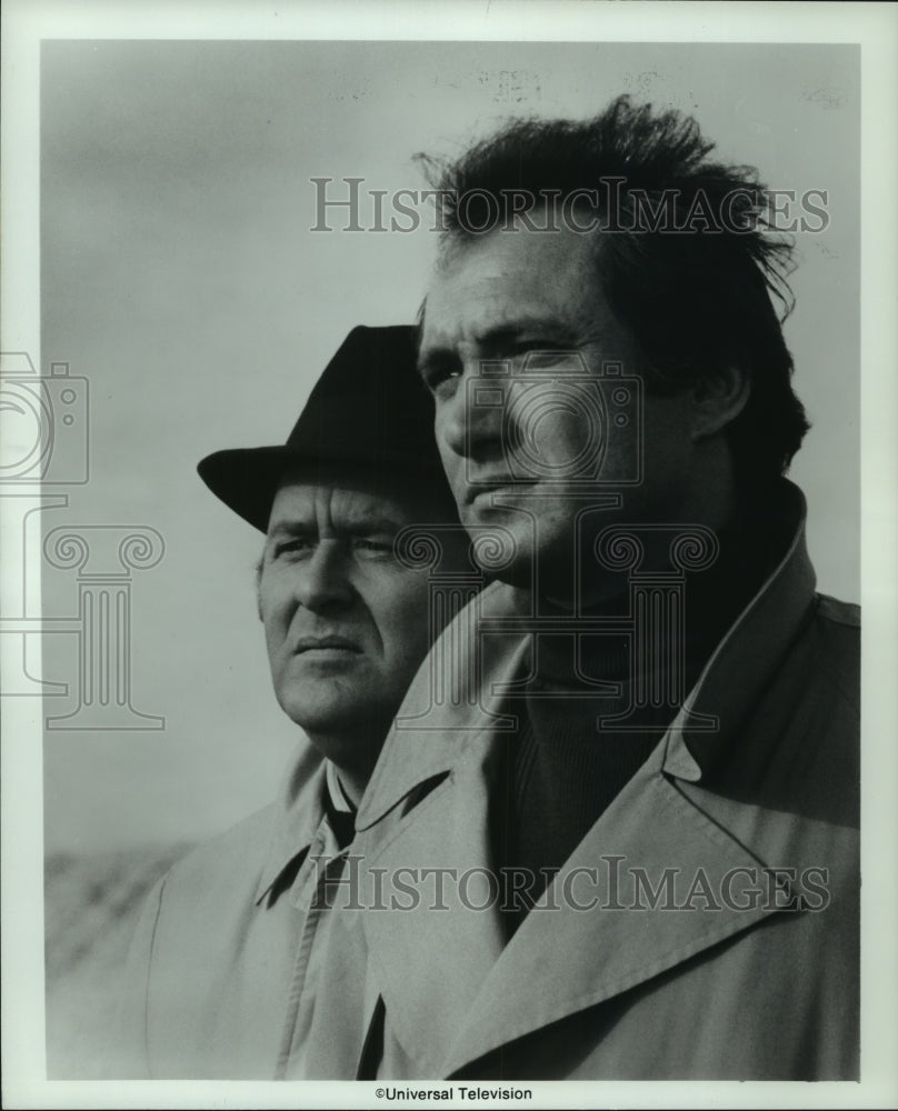 1975 Press Photo Scott Thomas & Eugene Roche in "The Crime Club" - mjp40928- Historic Images