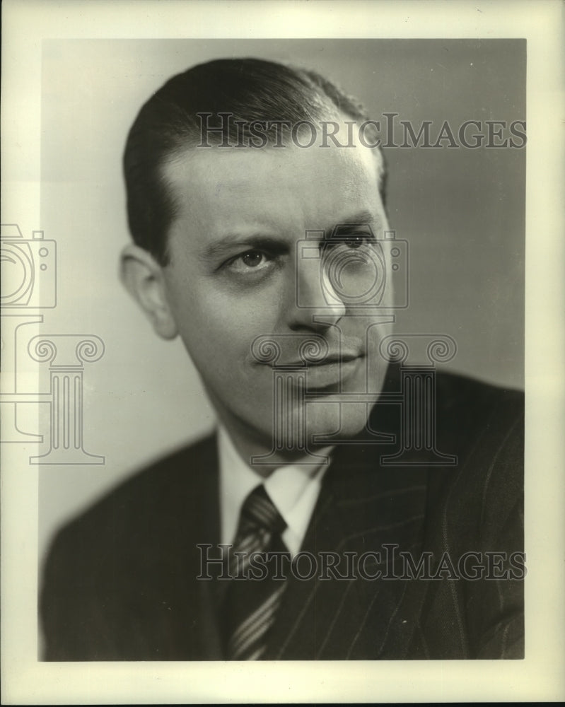 1945, Thomas L. Thomas, baritone singer of &quot;Manhattan Merry Go Round&quot; - Historic Images