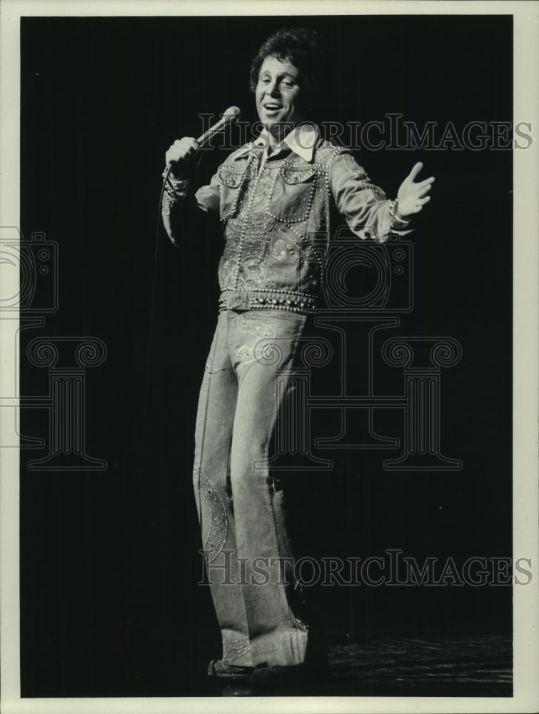 1975 Press Photo Singer Bobby Vinton in Milwaukee - mjp41006 - Historic Images