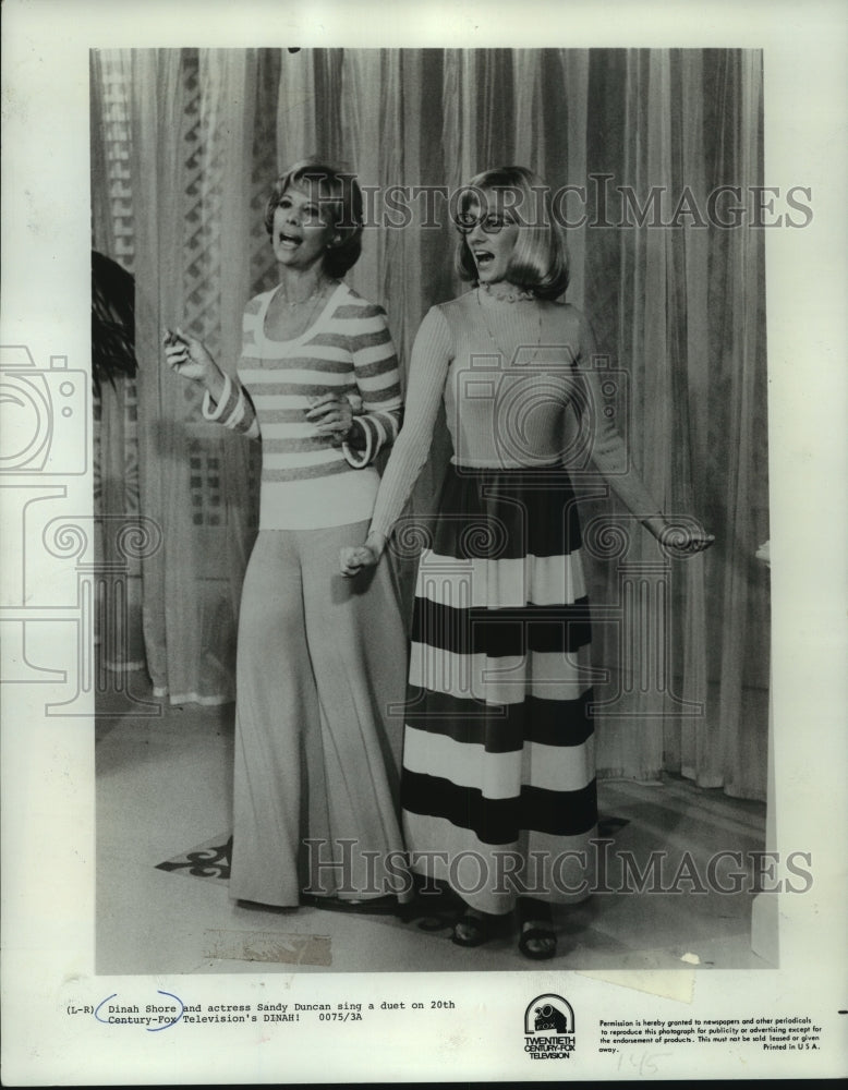 1975 Press Photo Dinah Shore &amp; Sandy Duncan singing on &quot;Dinah!&quot; - mjp41025- Historic Images