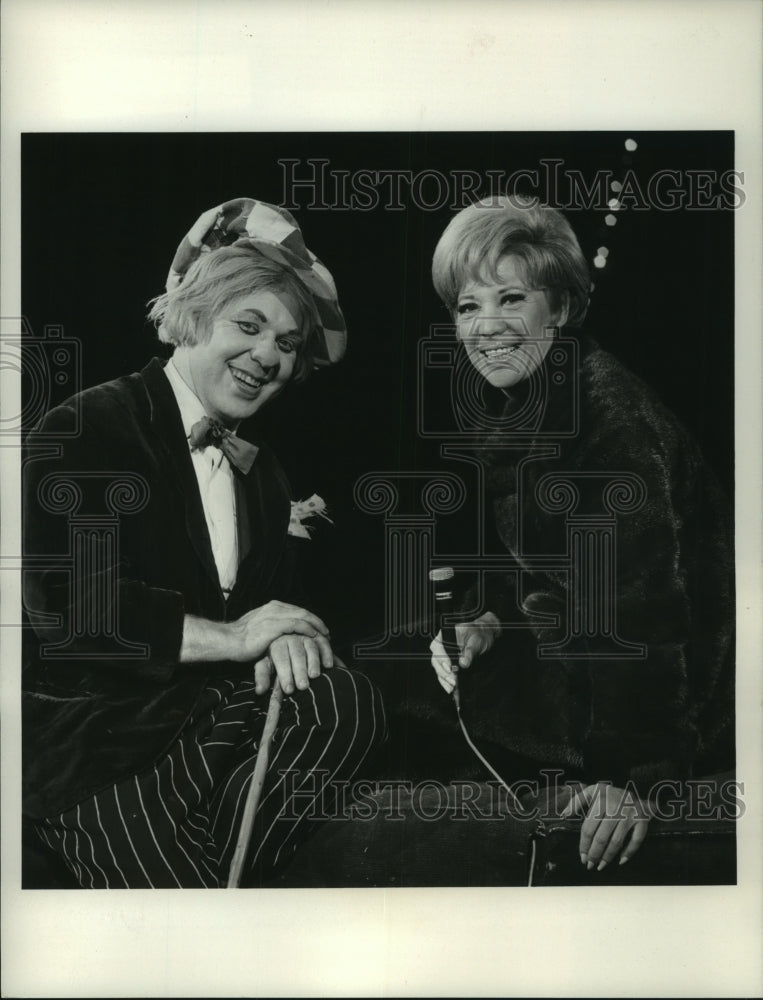 1967 Press Photo Dinah Shore &amp; Oleg Popov in &quot;The Moscow State Circus&quot;-Historic Images