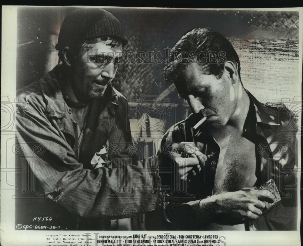 1965 Press Photo George Segal &amp; Patrick O&#39;Neal in &quot;King Rat&quot; - mjp41131 - Historic Images