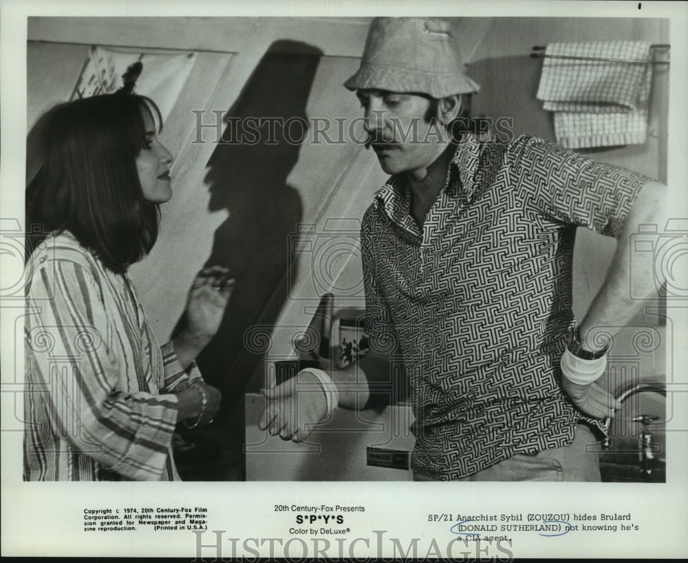 1974 Press Photo Donald Sutherland &amp; Zouzou in &quot;S*P*Y*S&quot; - mjp41158 - Historic Images