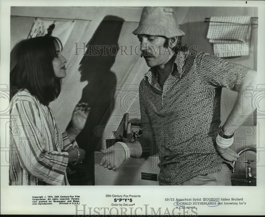 1974 Press Photo Donald Sutherland & Zouzou in "S*P*Y*S" - mjp41158 - Historic Images