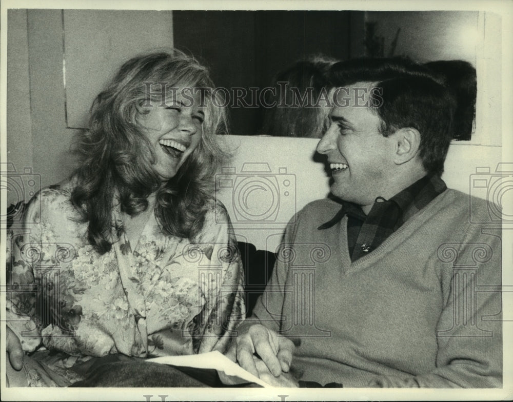 1975 Press Photo Actress Loretta Swit and actor Tod Bessel go over a script - Historic Images