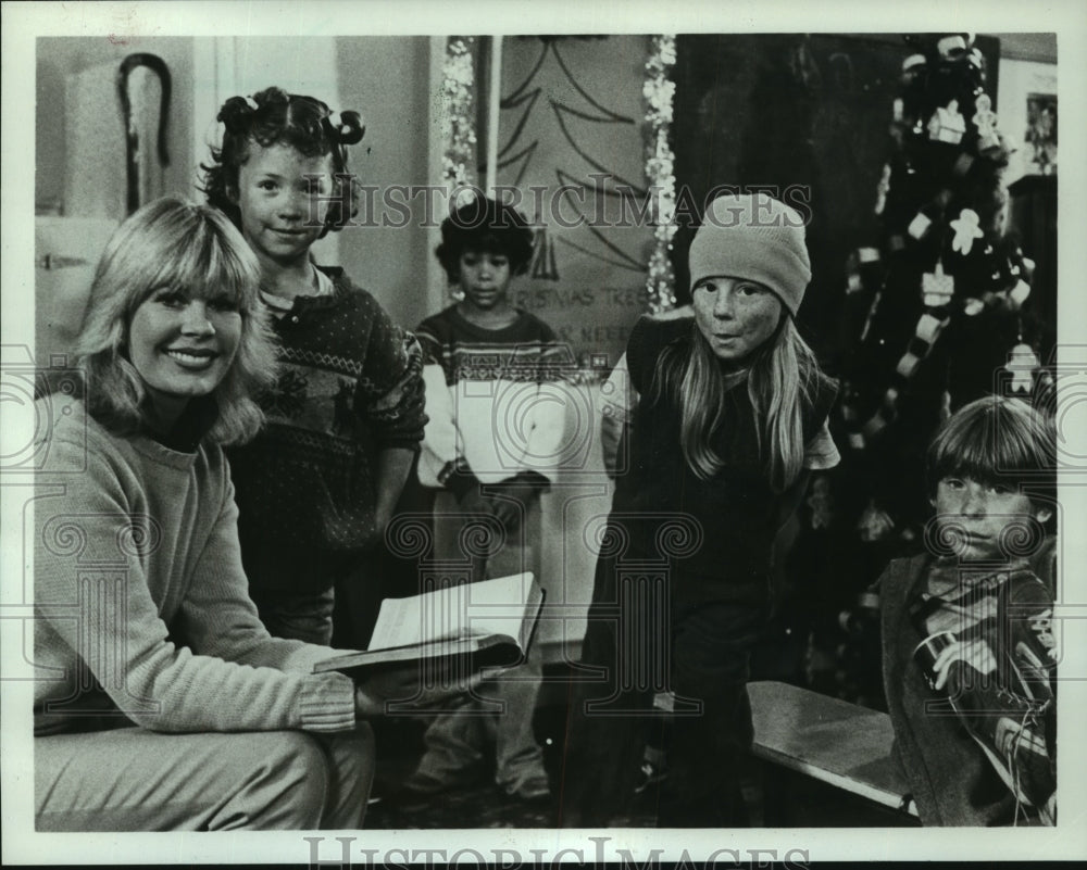 1984 Press Photo Loretta Swit Directs Kids In 'The Best Christmas Pageant Ever'- Historic Images
