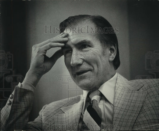 1976 Press Photo Pediatrician Dr. Lendon H. Smith - mjp41294 - Historic Images