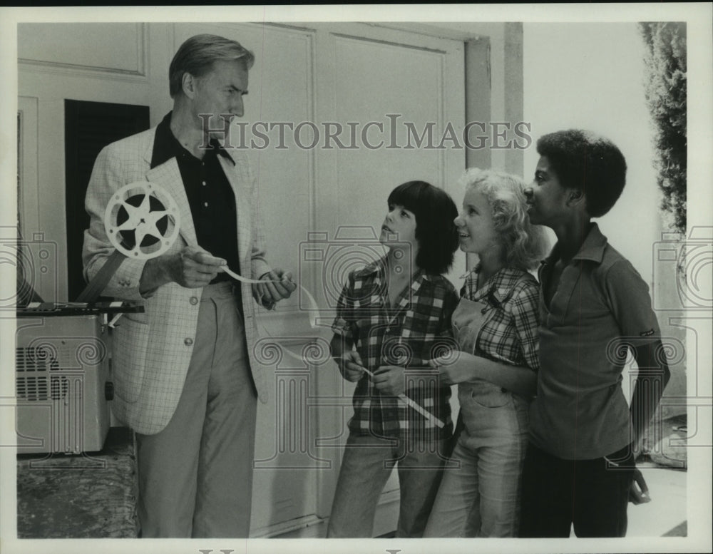 1980, Pediatrician Dr. Lendon Smith Speaks To Children - mjp41295 - Historic Images