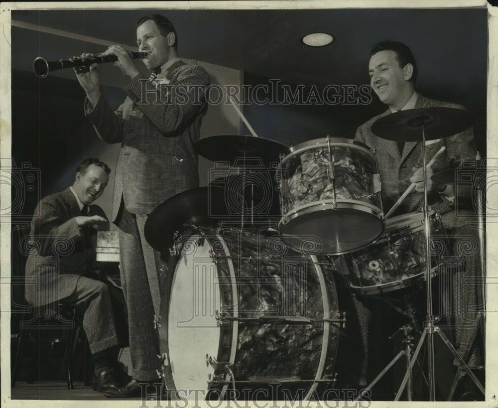 1943 Press Photo Members Of The Chamber Music Trio Perform In Milwaukee - Historic Images