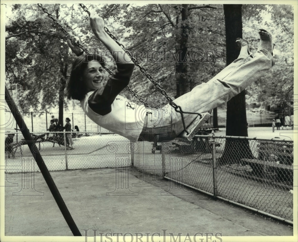 1980 Press Photo Ann Twomey Rides On Swing At Riverside Drive Park Area - Historic Images