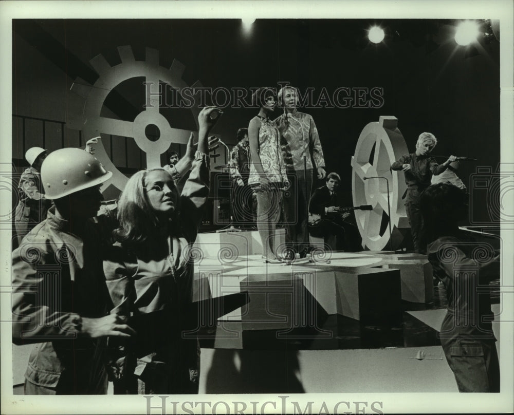 1968 Press Photo Noel Harrison and Leslie Uggmas in Hallelujah Leslie - Historic Images