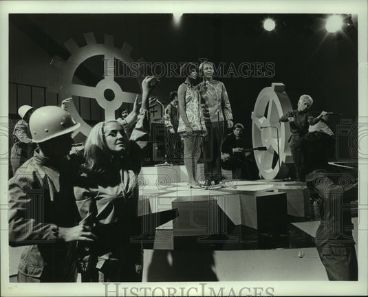 1968 Press Photo Noel Harrison and Leslie Uggmas in Hallelujah Leslie - Historic Images