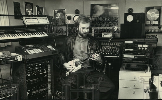 1990, Guitarist Daryl Stuermer and his new group to play at club - Historic Images