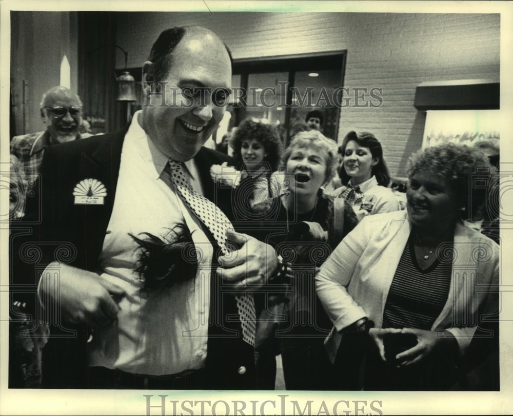 1985 Press Photo Willard Scott puts toupee inside shirt at Marshall Field's - Historic Images