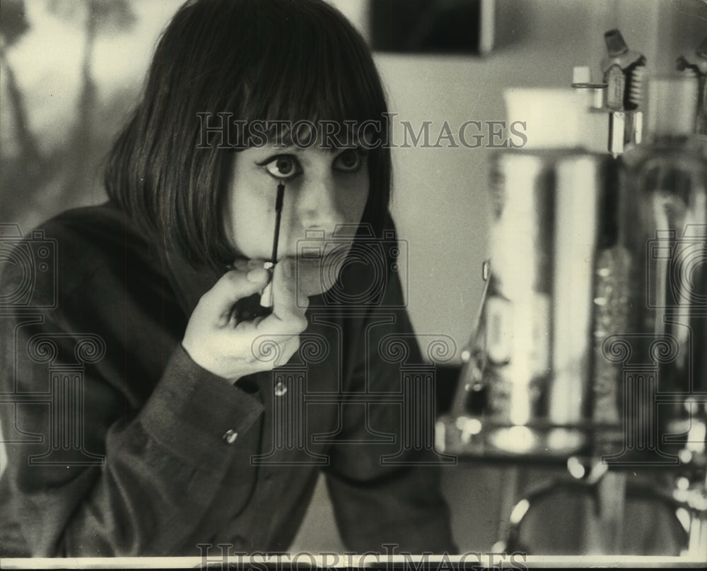 1965, Rita Tushingham, actress, puts on eye makeup - mjp41358 - Historic Images