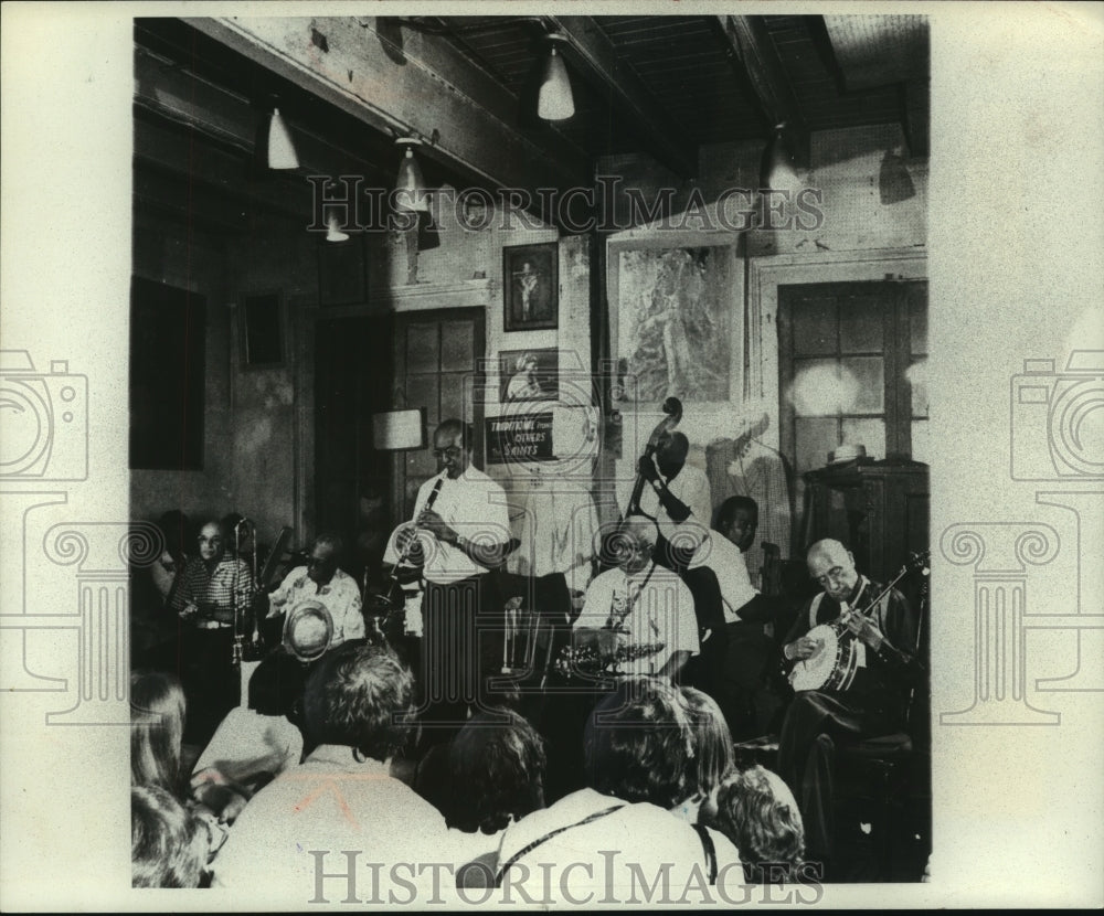 1977 Press Photo Presentation Hall Jazz Band draws visitors - mjp41362 - Historic Images