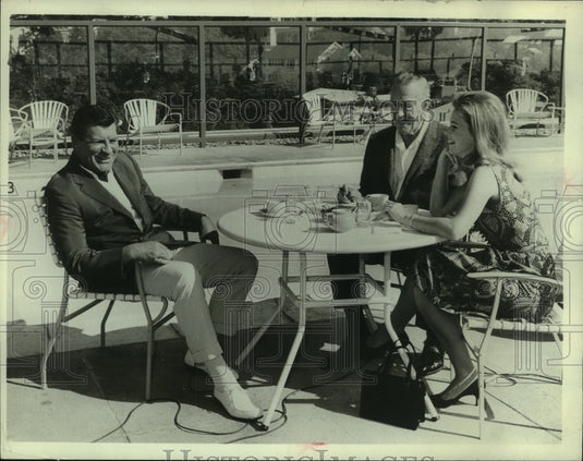 1966 Press Photo Robert Preston chats with other actors on "This Proud Land"-Historic Images