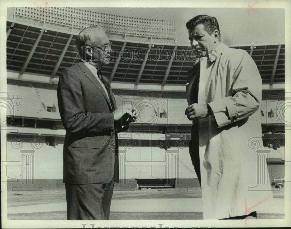 1966 Press Photo Robert Preston chats with Atlanta Mayor Ivan Allen on The South - Historic Images