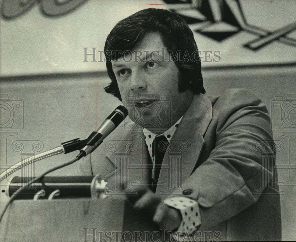 1975 Richard Digger Phelps, U. S. basketball coach - Historic Images