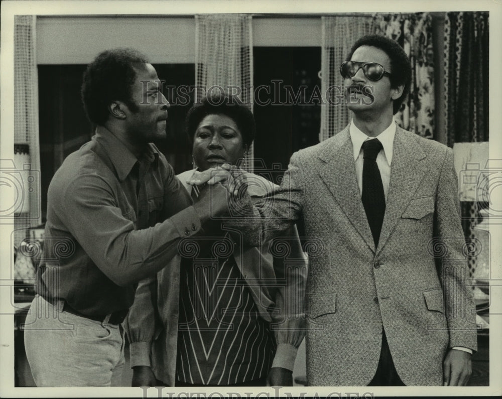 1974, Esther Rolle and John Amos with Ron Glass in Good Times series - Historic Images