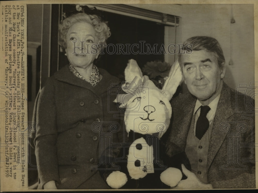 1970 Press Photo James Stewart poses with Helen Hayes at Anta Theater. - Historic Images