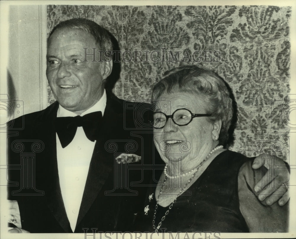 1976 Press Photo Frank Sinatra &amp; his mother Molly in Los Angeles, California - Historic Images