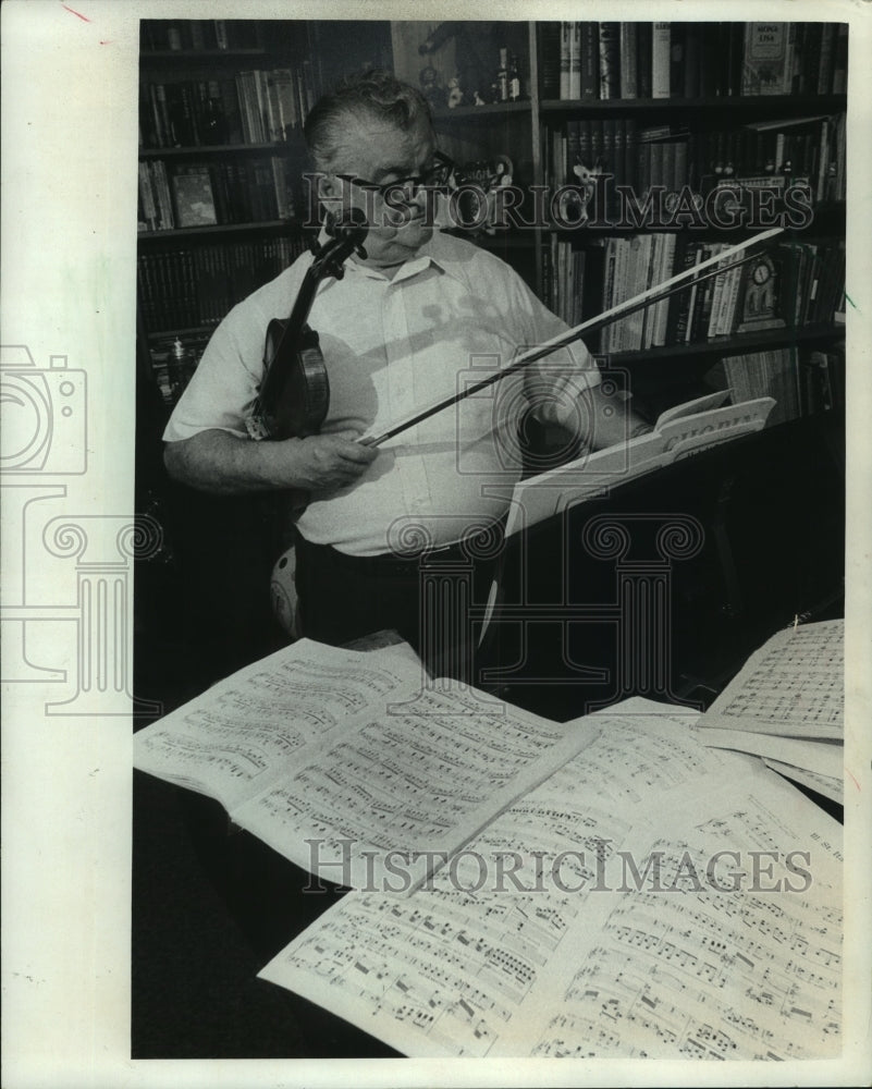 1975 Press Photo Milwaukee-Steve Swedish rehearsed with his violin at his home - Historic Images