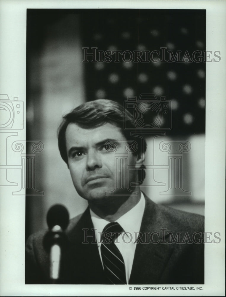 1986 Press Photo Actor Robert Urich stars in miniseries &quot;Amerika&quot; - mjp41676 - Historic Images