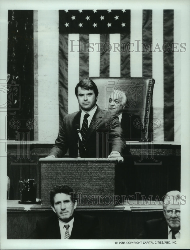 1986, Robert Urich stars as an honorable man in "Amerika" - mjp41688 - Historic Images