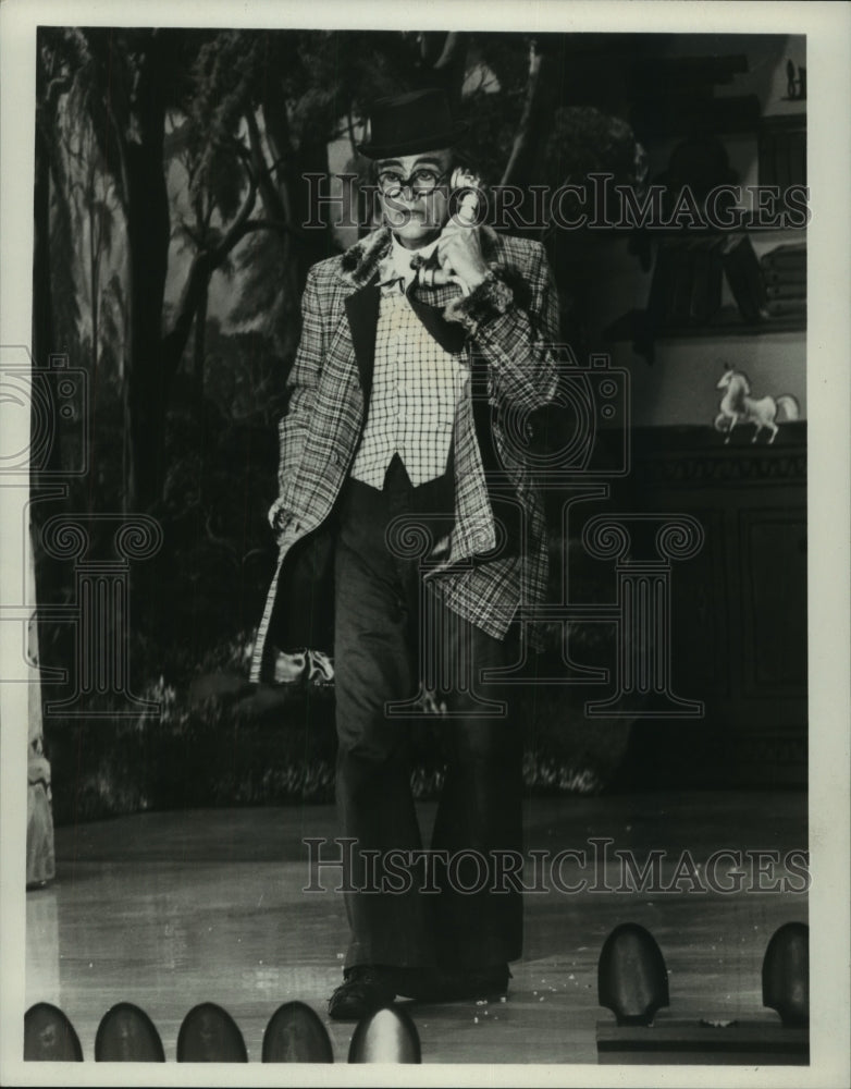 1969 Press Photo Red Skelton doing comedian act. - mjp41772 - Historic Images