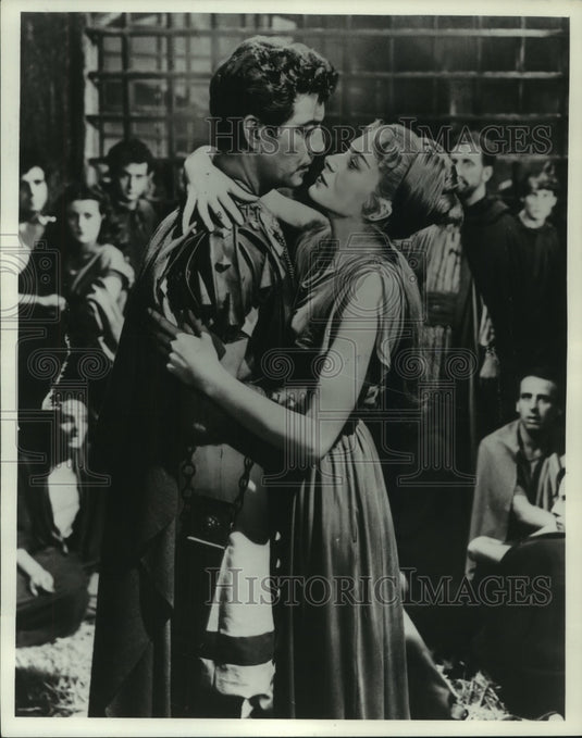 1976, Actor Robert Taylor with fellow actors - mjp41893 - Historic Images