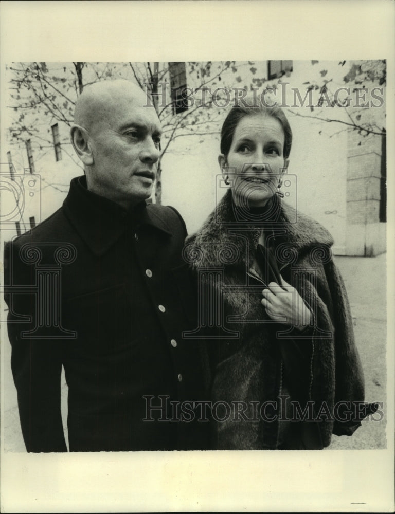 1974 Press Photo New York-Mrs.Yul Brynner with husband actor Yul Brynner - Historic Images