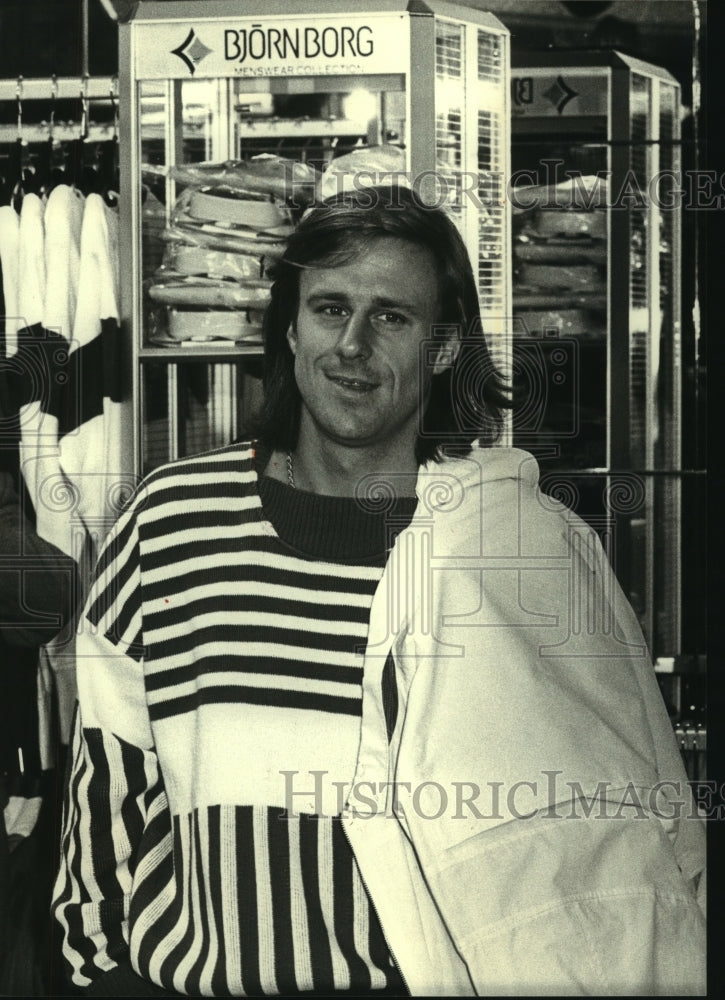 1984 Press Photo Swedish Tennis star Bjorn Borg in front of his clothing line - Historic Images