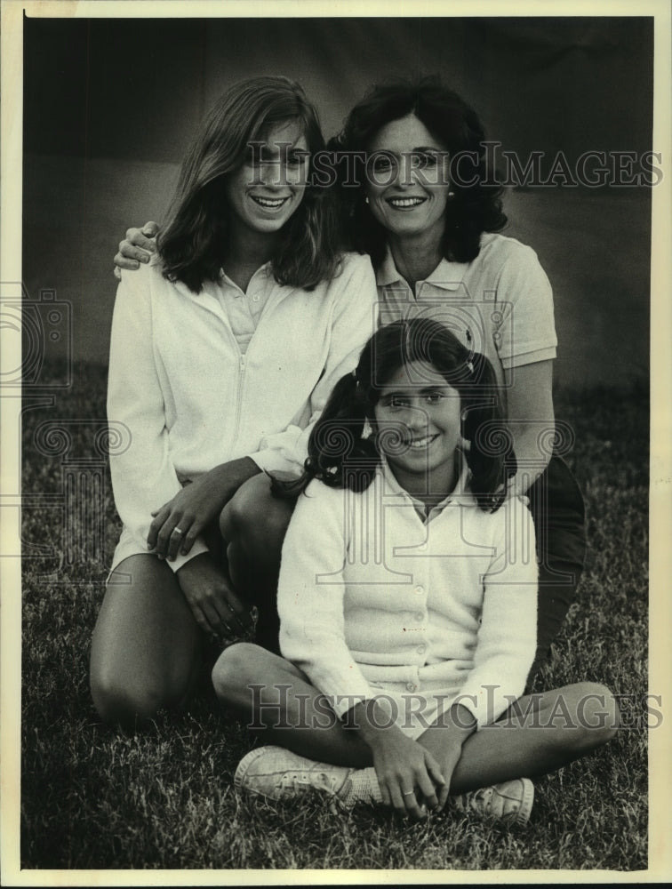1981 Press Photo Anna Marie Alberghetti with daughters Alexandra and Pilar - Historic Images