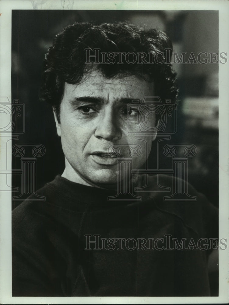 1977, Emmy Award winner Robert Blake as Detective Tony Baretta - Historic Images
