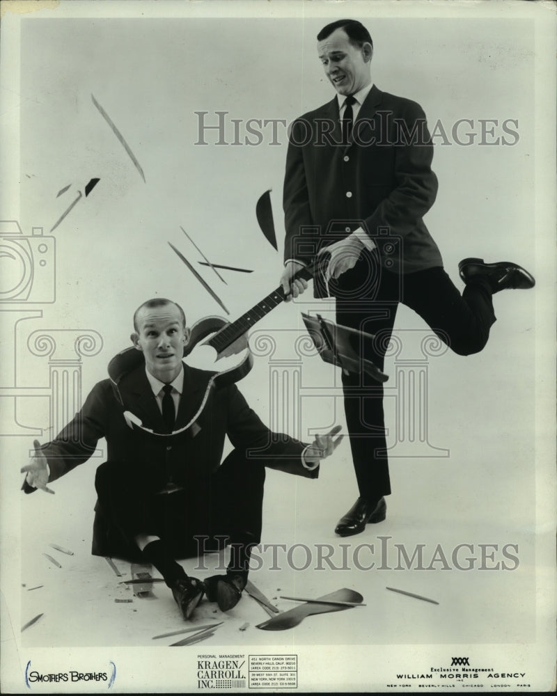 1965 Press Photo Tom & Dick Smothers on "The Smothers Brothers Comedy Hour" - Historic Images