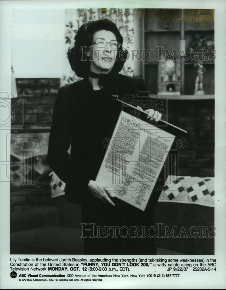 1987 Press Photo Lily Tomlin stars in &quot;Funny, You Don&#39;t Look 200&quot; - mjp42440 - Historic Images