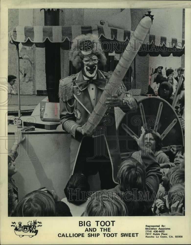 1979, Toot Sweet the clown performing in front of kids - mjp42494 - Historic Images