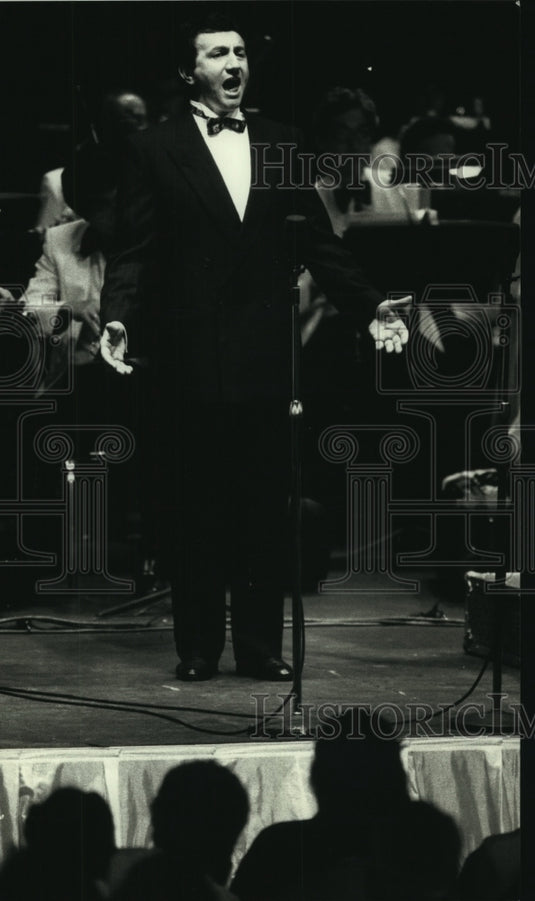 1989 Press Photo Tenor Franco Tisi at Marcus Amphitheater, Milwaukee, Wisconsin - Historic Images
